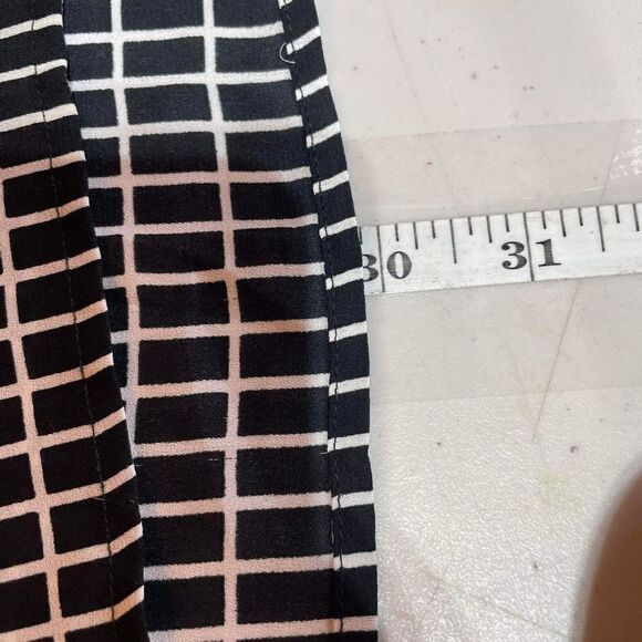 Torrid Womens Windowpane Plaid High Low Hem Split Neck Blouse Black White Size 2 - Picture 9 of 11